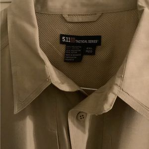 511 Tactical Series. Men's Short Sleeve button down, 2 front pockets. DRYCLEANED